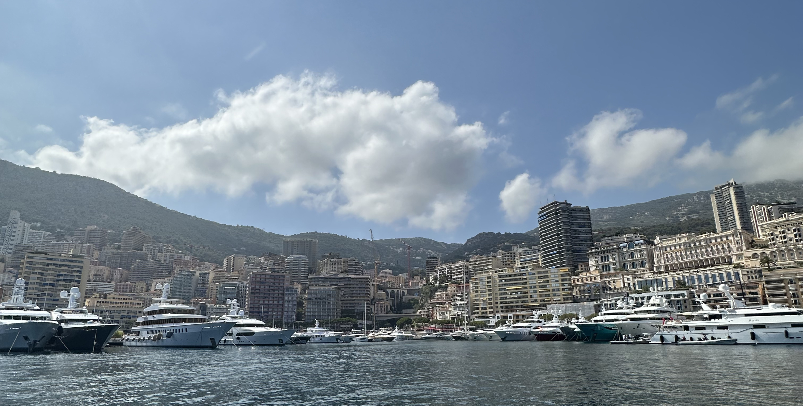 A building with great potential located on the port of the prestigious principality of Monaco.