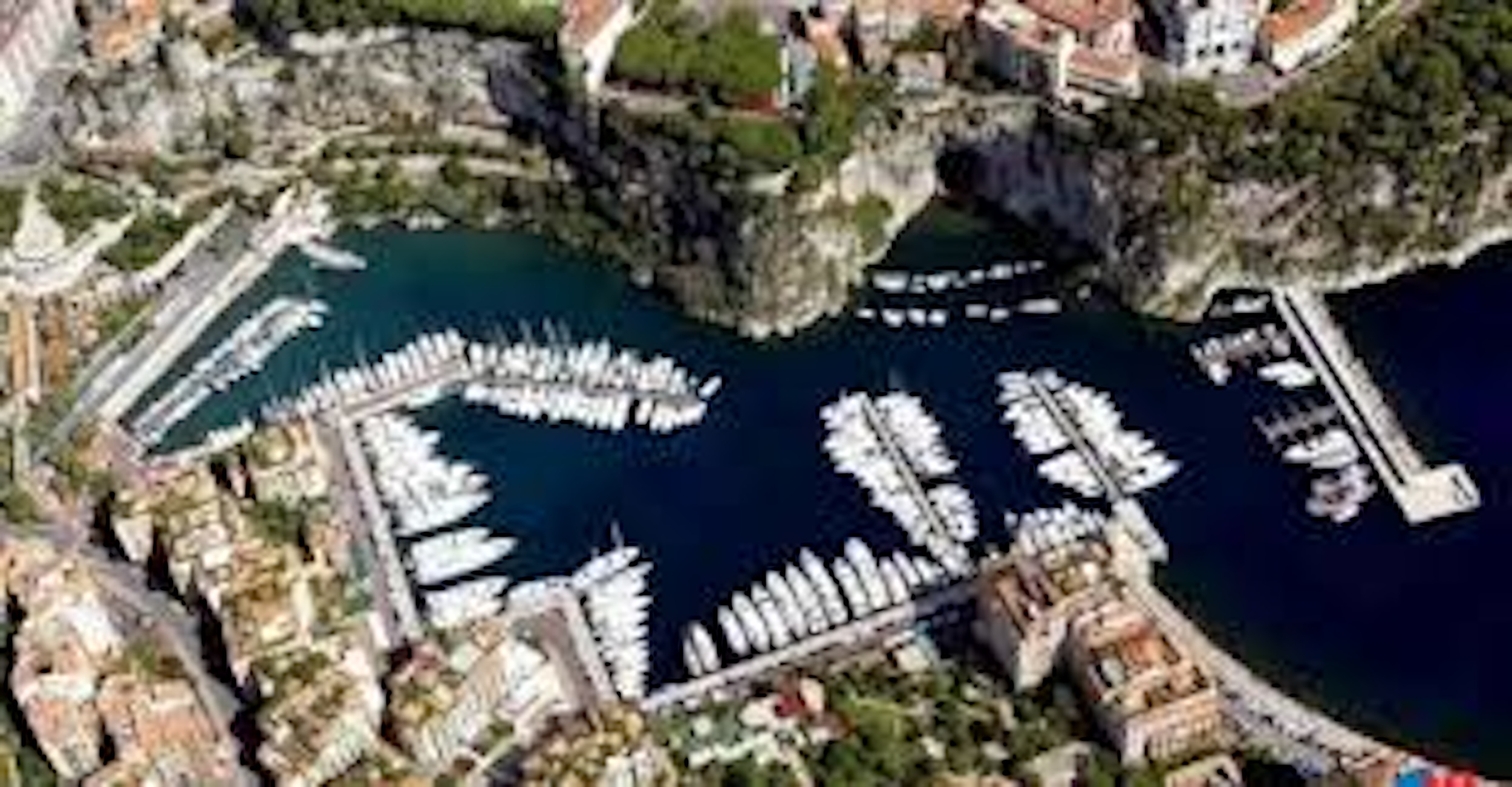A building with great potential located on the port of the prestigious principality of Monaco.