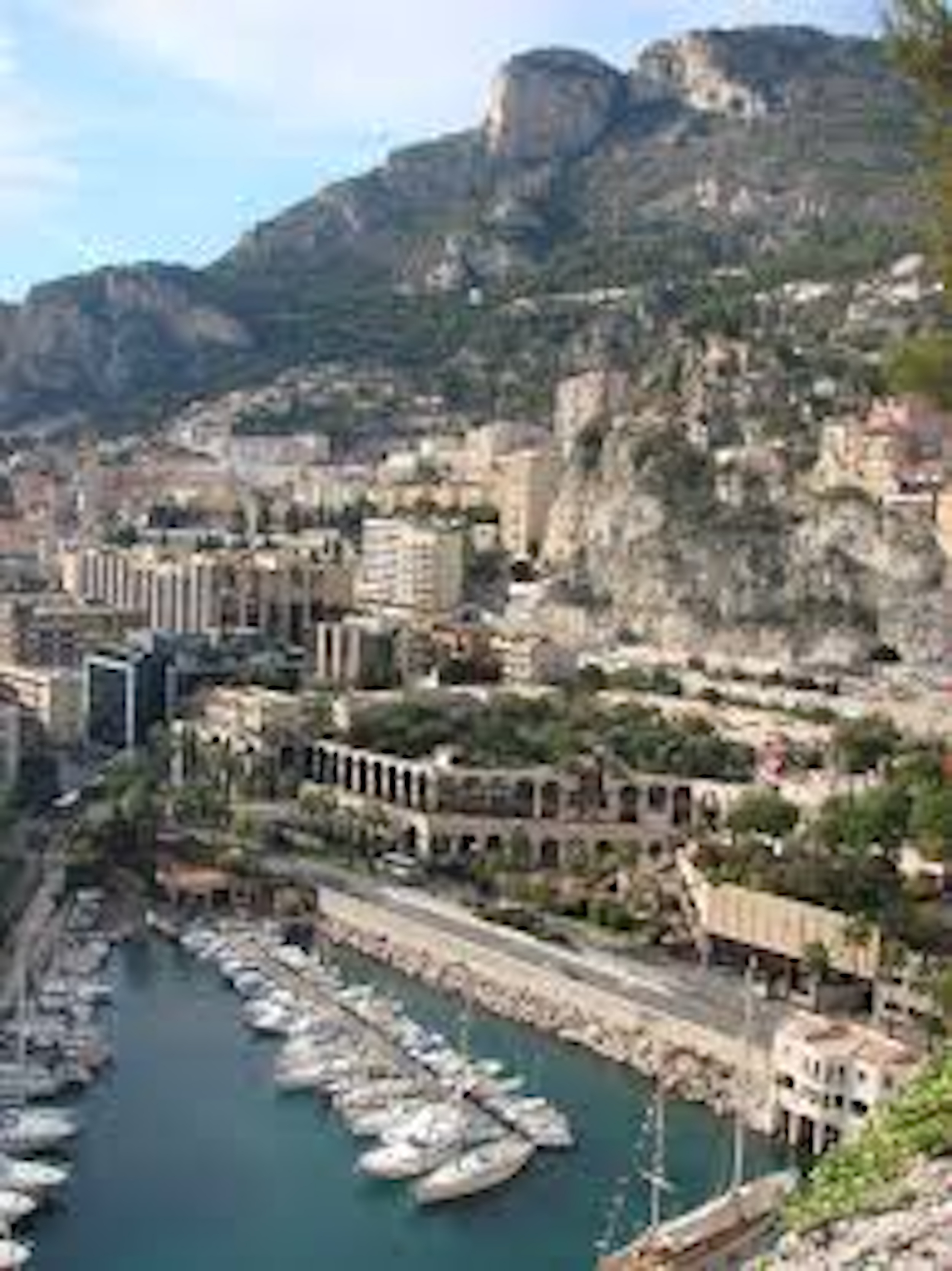 A building with great potential located on the port of the prestigious principality of Monaco.