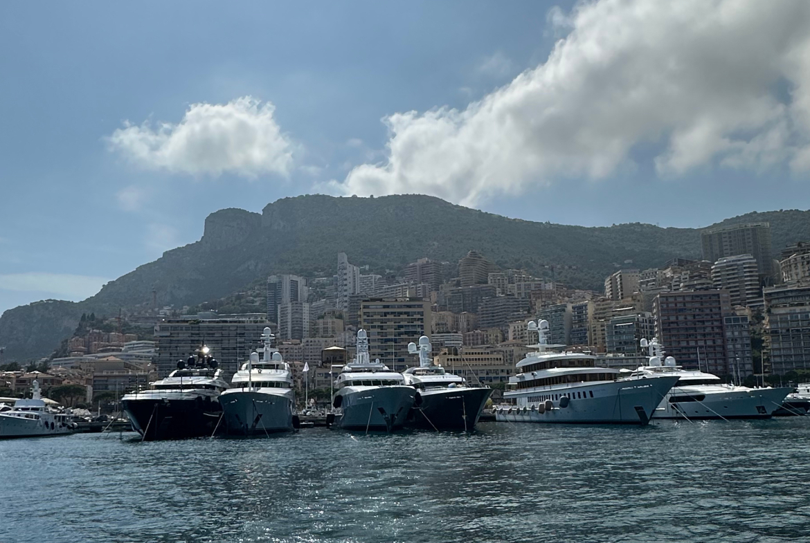 Un Immeuble à fort potentiel situé sur le port de la prestigieuse principauté de Monaco.