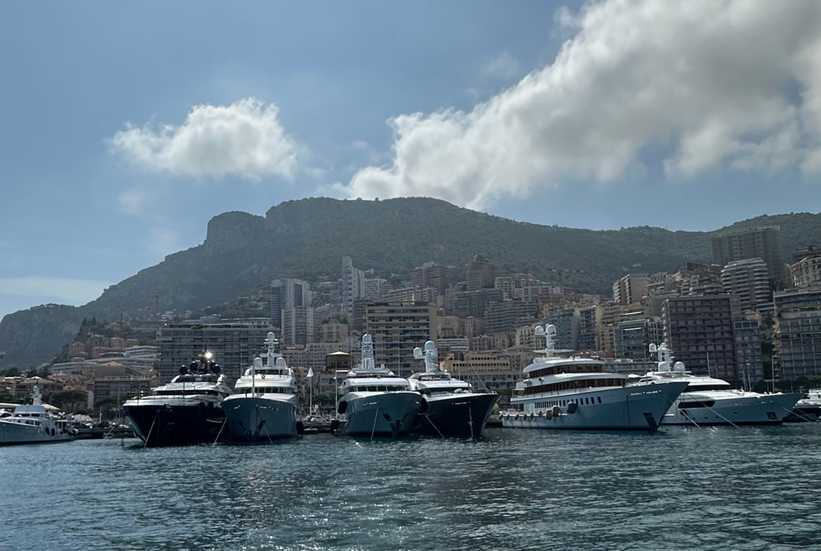 A building with great potential located on the port of the prestigious principality of Monaco.