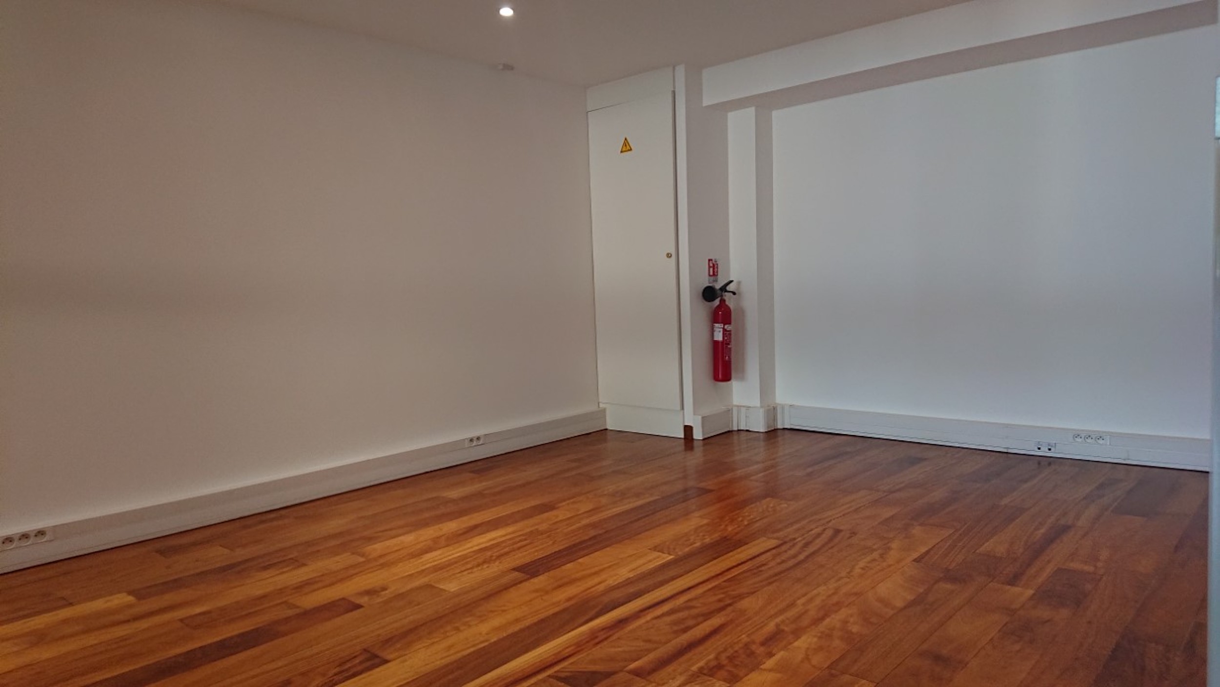 bureau-gauche-fond-moyen-1709563320-1736776692 Quartier Fontvieille – Quiet offices overlooking gardens