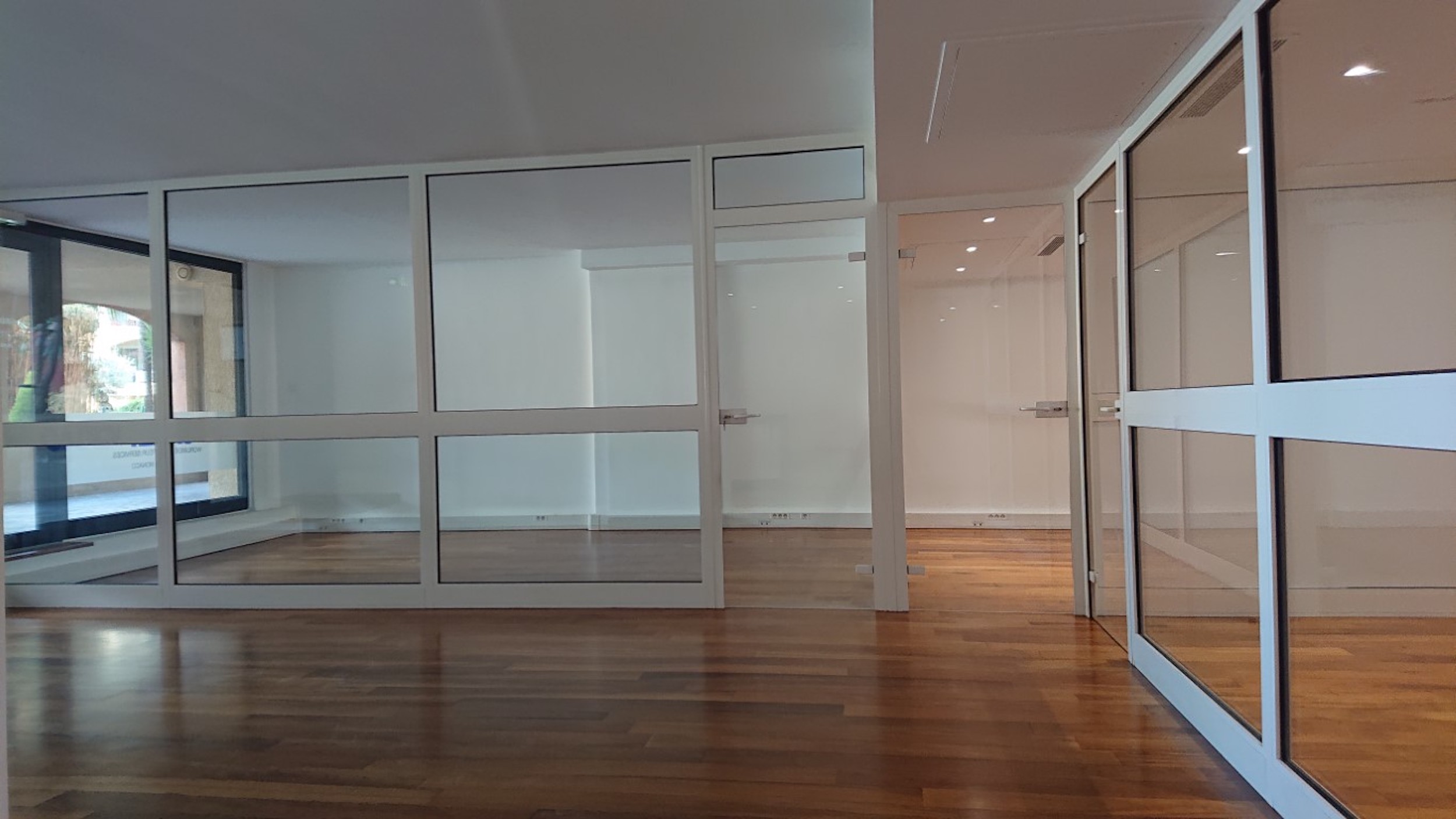 entre-e-acce-s-3-bureaux-cloisonne-s-moyen-1709563320-1736776692 Quartier Fontvieille – Quiet offices overlooking gardens