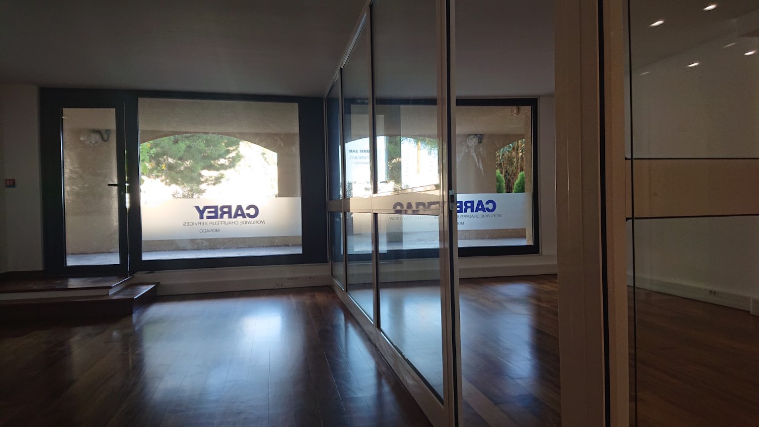 entre-e-bureau-gauche-entre-e-moyen-1709563327-1736776692 Quartier Fontvieille – Quiet offices overlooking gardens