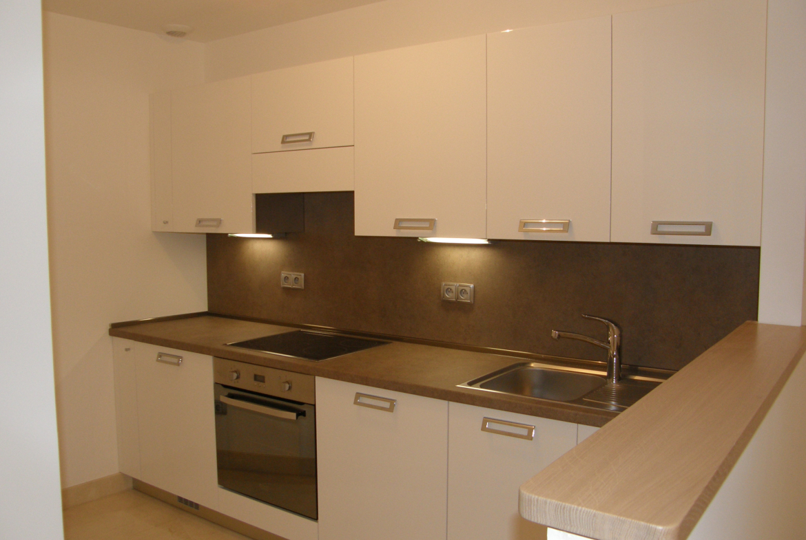 LARGE 2-ROOM APARTMENT IN MIXED USE WITH PARKING