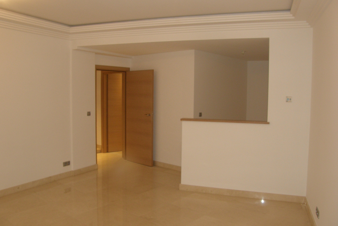 LARGE 2-ROOM APARTMENT IN MIXED USE WITH PARKING