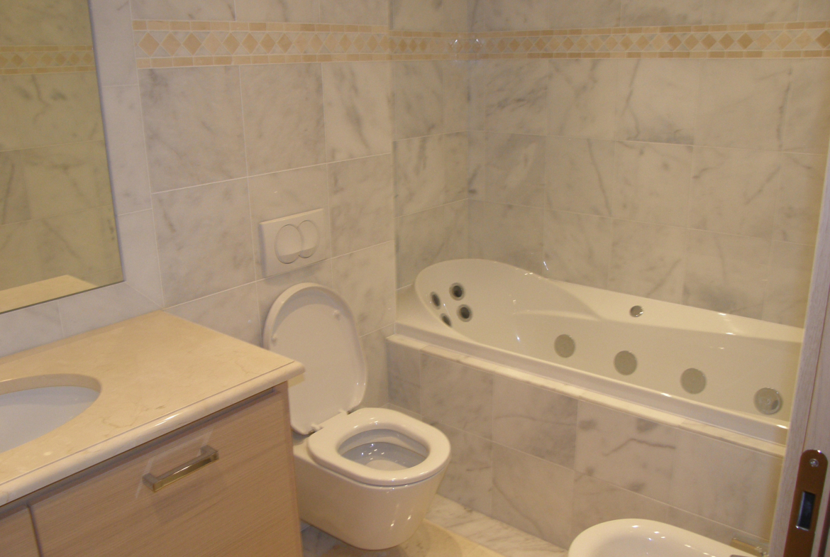 LARGE 2-ROOM APARTMENT IN MIXED USE WITH PARKING
