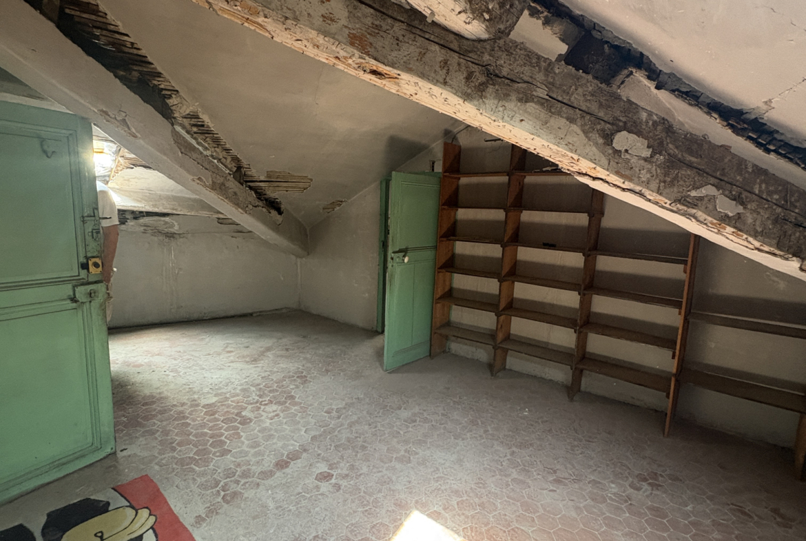 Attic apartment in need of renovation with great potential in the heart of La Condamine