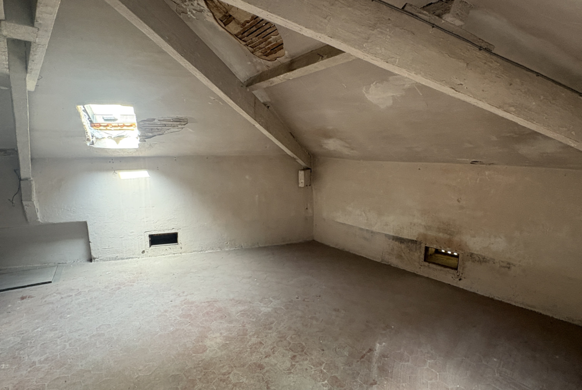 Attic apartment in need of renovation with great potential in the heart of La Condamine