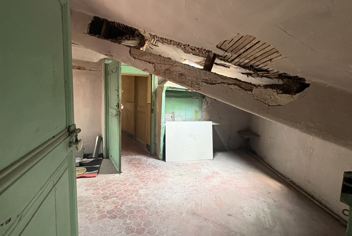 Attic apartment in need of renovation with great potential in the heart of La Condamine