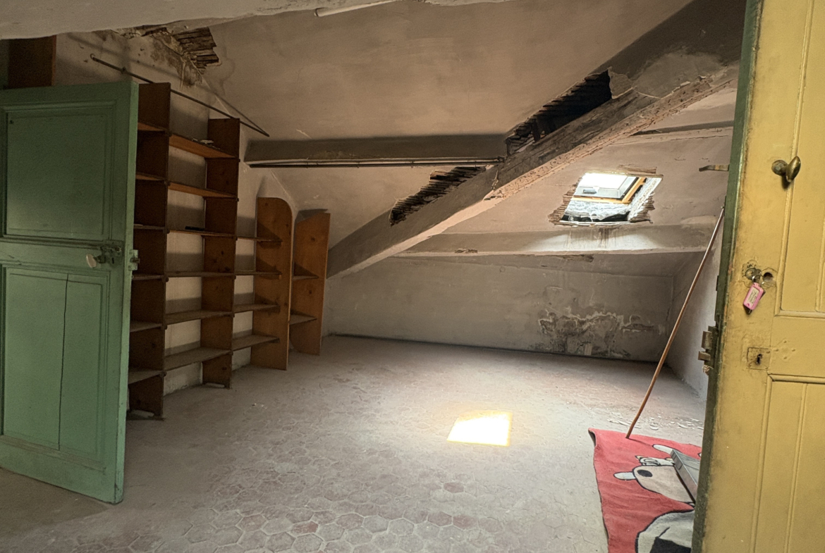 Attic apartment in need of renovation with great potential in the heart of La Condamine
