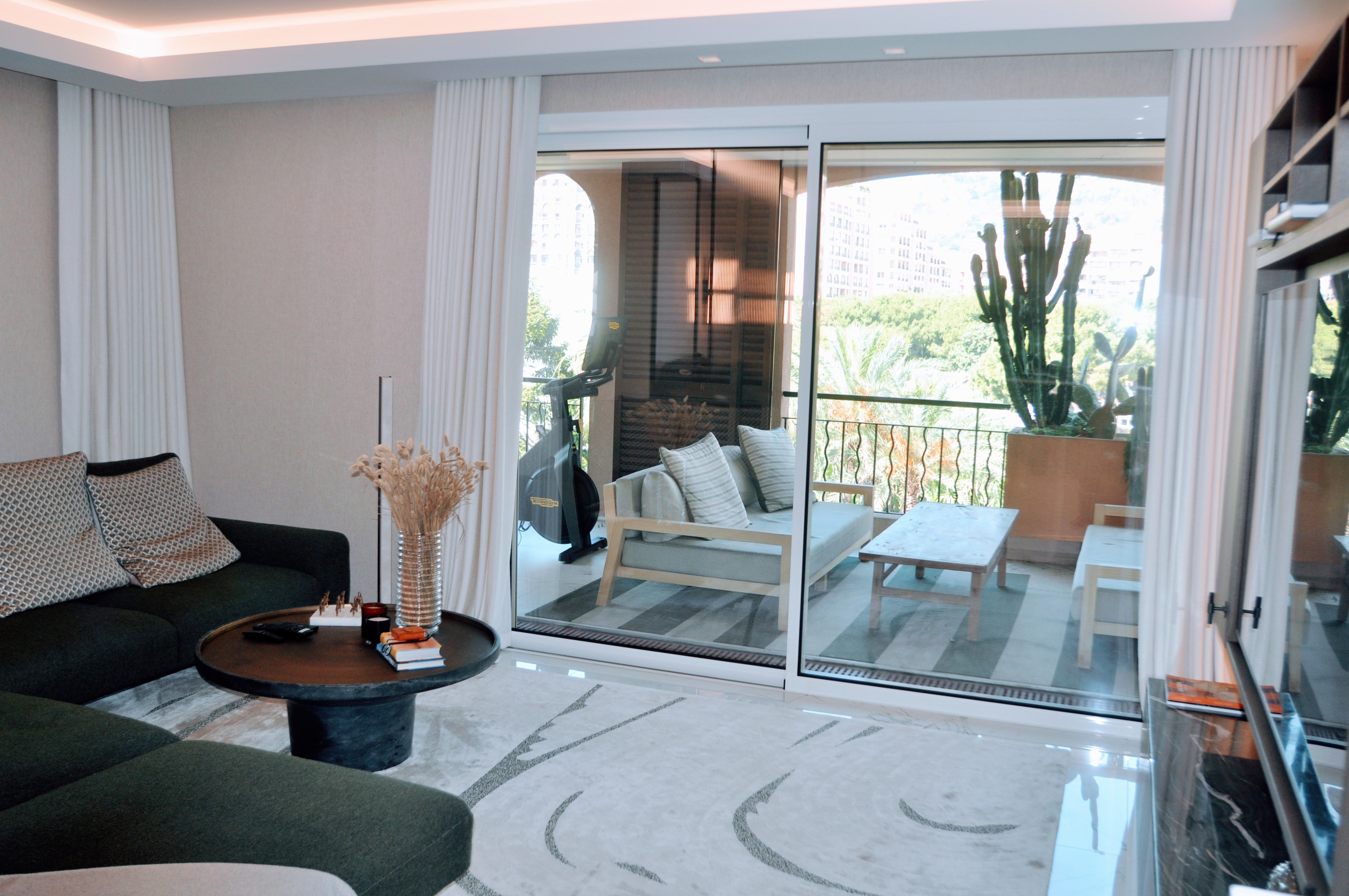 dsc-0001-1751026350 Fontvieille – 3/4 rooms Sublime renovated apartment with panoramic terrace and sea view