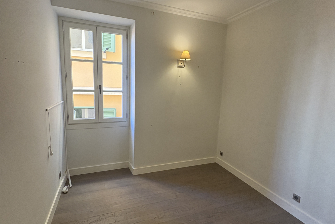 Renovated 3-room apartment with unobstructed views in the heart of Monaco-Ville