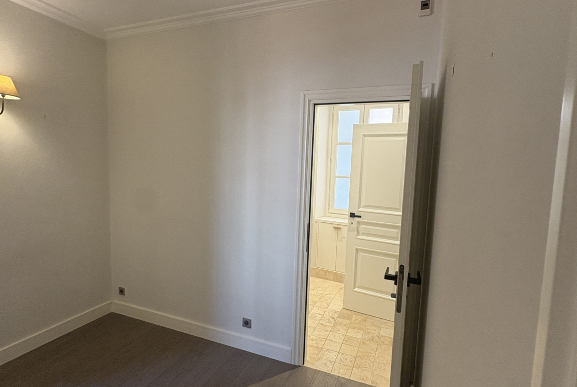 Renovated 3-room apartment with unobstructed views in the heart of Monaco-Ville