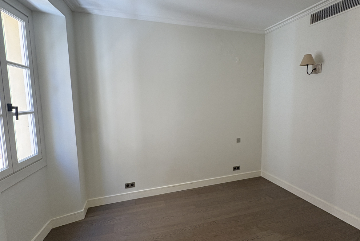 Renovated 3-room apartment with unobstructed views in the heart of Monaco-Ville