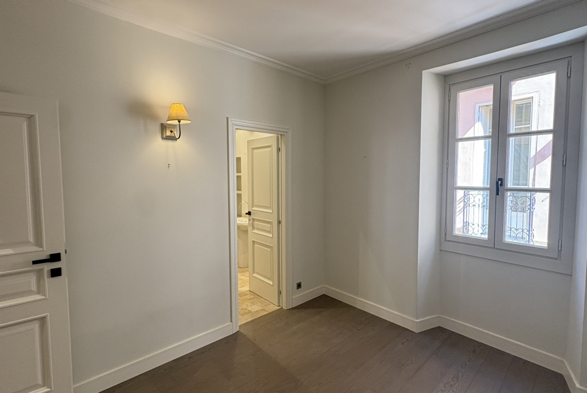 Renovated 3-room apartment with unobstructed views in the heart of Monaco-Ville