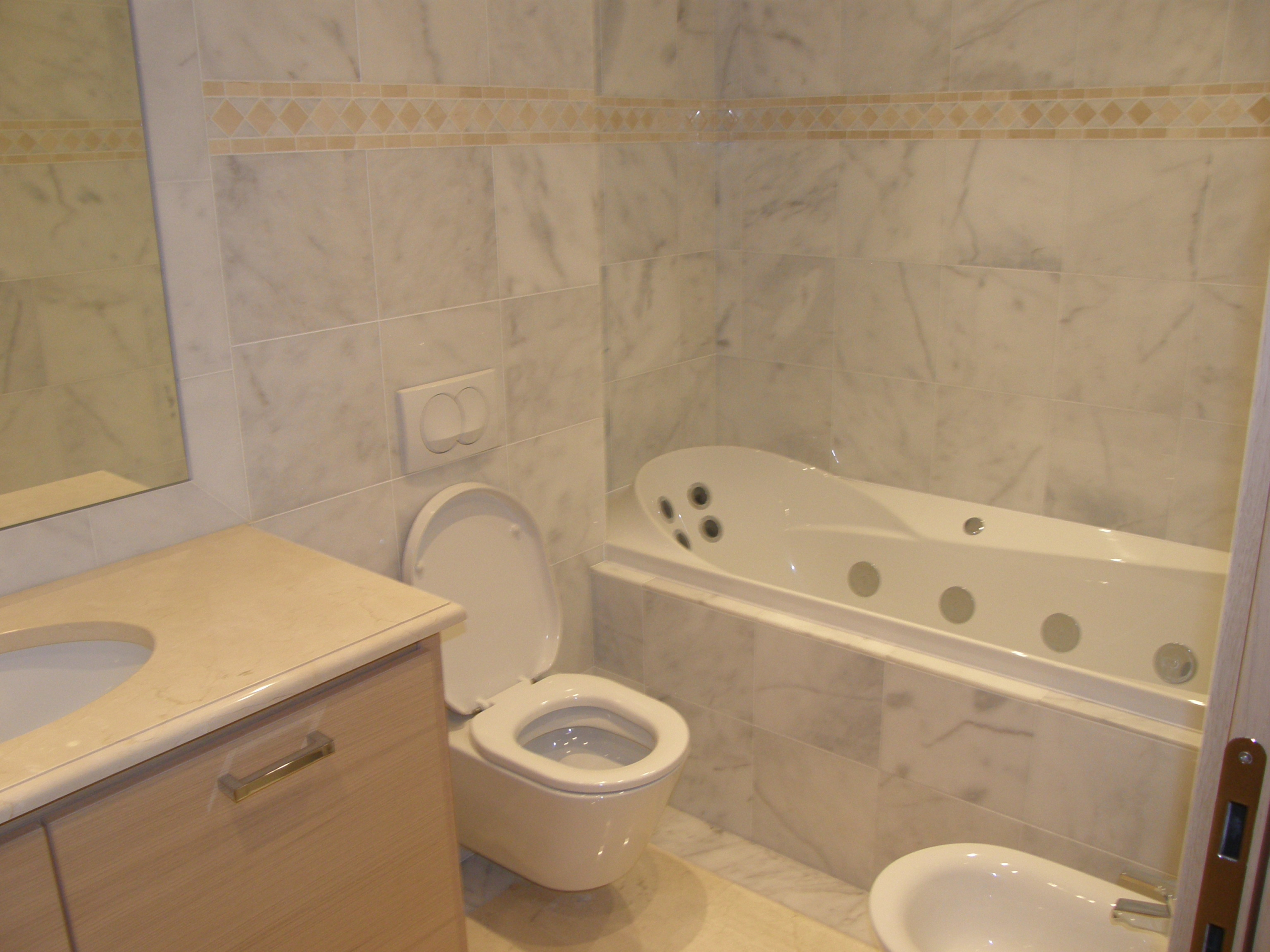 LARGE 2-ROOM APARTMENT IN MIXED USE WITH PARKING