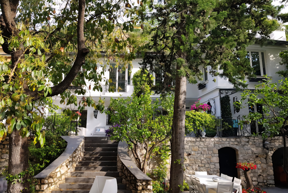 Prestigious address: unique villa with pool and green spaces in Monaco